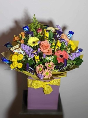 Mixed Flower & Chocolate Handtie